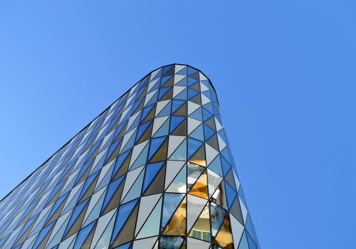 利雅得胜利全队祝贺马内夺非洲杯，C罗亲自给他切蛋糕