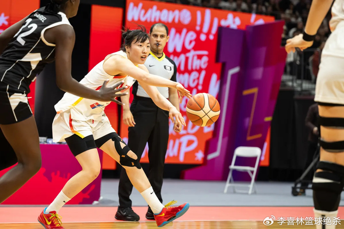 在场赢24分！中国女篮24岁1米86王牌闪耀：李梦替身变3D悍将|三分球|小前锋|罗欣棫|宫鲁鸣|篮板_新浪体育_新浪新闻